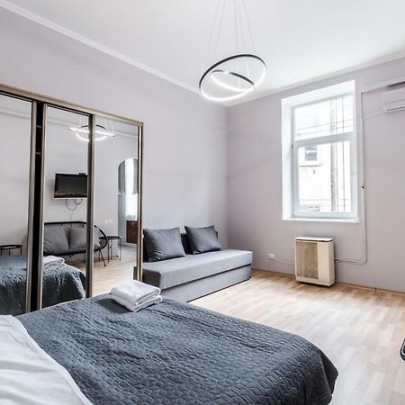 Midwheel Apartment 9 Lviv Buitenkant foto