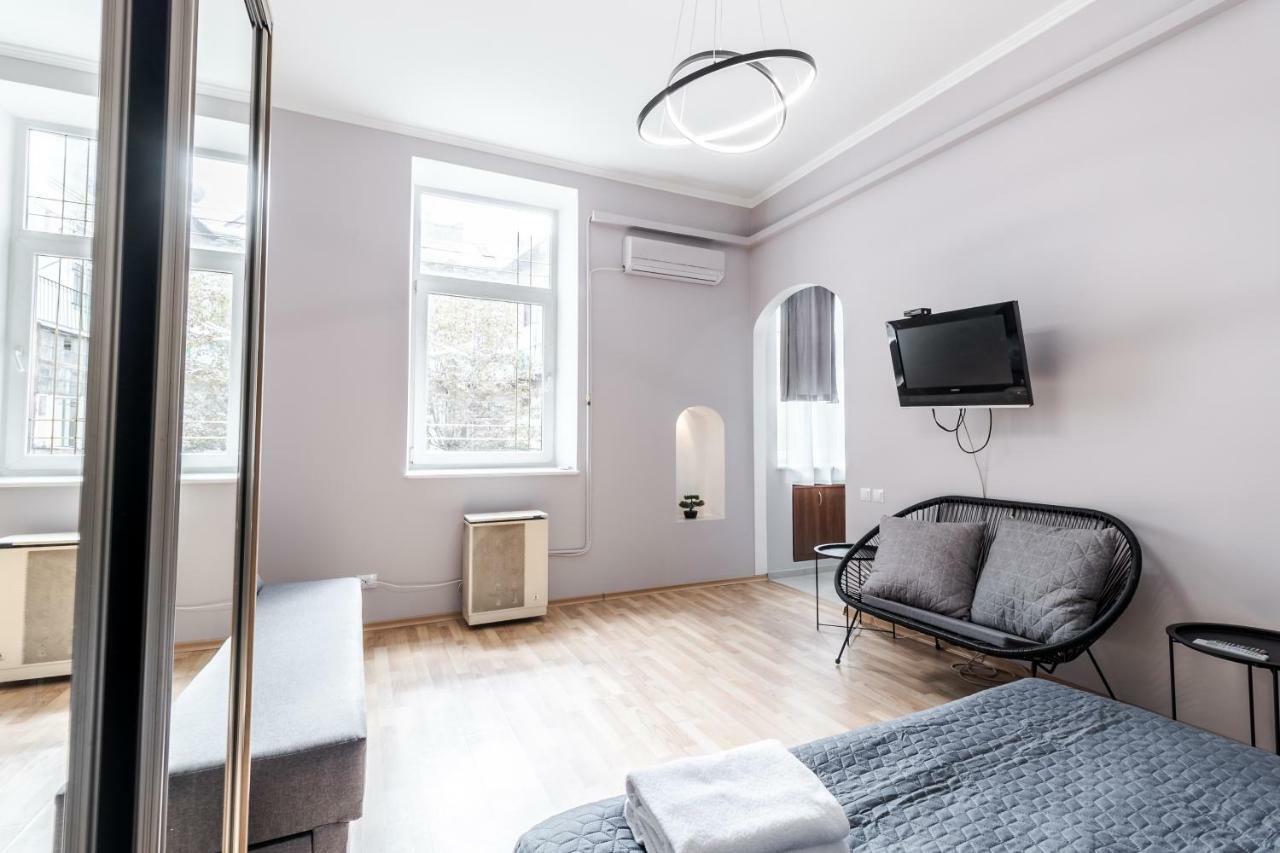 Midwheel Apartment 9 Lviv Buitenkant foto